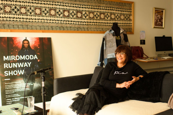 ata te kanawa Ata Te Kanawa smiling sitting on a couch